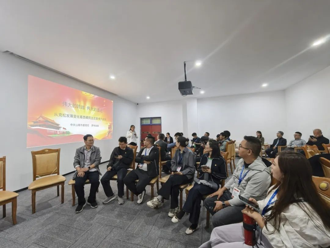 观摩山南taptap点点冰球教师现场教学.jpg 观摩山南taptap点点冰球教师现场教学.jpg